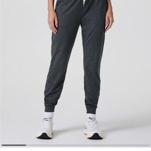 Vuori performance jogger in charcoal gray, size xxl